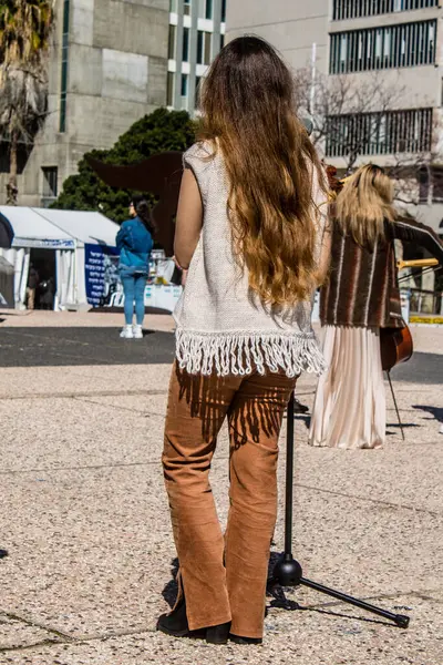 Tel Aviv, İsrail, 21 Şubat 2024 Rehineler Meydanı 'ndaki Tel Aviv Sanat Müzesi' nin önünde insanların Hamas tarafından kaçırılıp esir tutulanların anısına toplandığı bir yer.