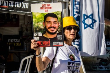 Tel Aviv, İsrail, 21 Şubat 2024 Hamas 'ın Gazze Şeridi' nde esir tuttuğu ve kaçırdığı kişilerin anısına Tel Aviv Sanat Müzesi önündeki Rehineler Meydanı 'nda toplandı.