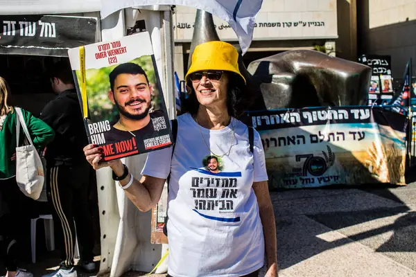 Tel Aviv, İsrail, 21 Şubat 2024 Hamas 'ın Gazze Şeridi' nde esir tuttuğu ve kaçırdığı kişilerin anısına Tel Aviv Sanat Müzesi önündeki Rehineler Meydanı 'nda toplandı.