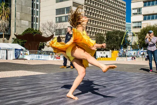 Tel Aviv, İsrail, 21 Şubat 2024 Tel Aviv Sanat Müzesi 'nin önündeki Rehineler Meydanı' nda bir dansçı tarafından sahneleniyor.