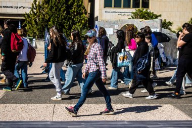 Tel Aviv, İsrail, 21 Şubat 2024 Hamas 'ın Gazze Şeridi' nde esir tuttuğu ve kaçırdığı kişilerin anısına Tel Aviv Sanat Müzesi önündeki Rehineler Meydanı 'nda toplandı.