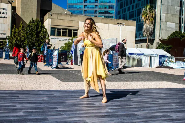 Tel Aviv, İsrail, 21 Şubat 2024 Tel Aviv Sanat Müzesi 'nin önündeki Rehineler Meydanı' nda bir dansçı tarafından sahneleniyor.