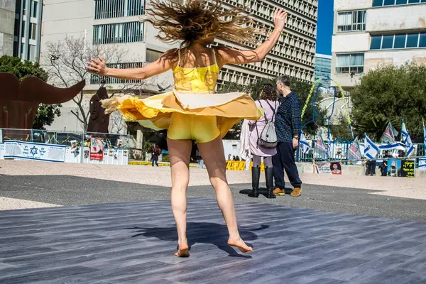 Tel Aviv, İsrail, 21 Şubat 2024 Tel Aviv Sanat Müzesi 'nin önündeki Rehineler Meydanı' nda bir dansçı tarafından sahneleniyor.