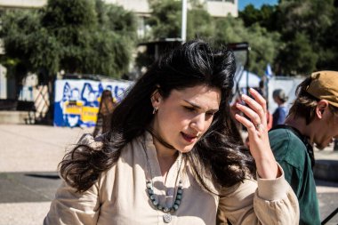 Tel Aviv, İsrail, 21 Şubat 2024 Rehineler Meydanı 'ndaki Tel Aviv Sanat Müzesi' nin önünde insanların Hamas tarafından kaçırılıp esir tutulanların anısına toplandığı bir yer.