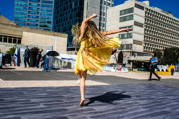 Tel Aviv, İsrail, 21 Şubat 2024 Tel Aviv Sanat Müzesi 'nin önündeki Rehineler Meydanı' nda bir dansçı tarafından sahneleniyor.