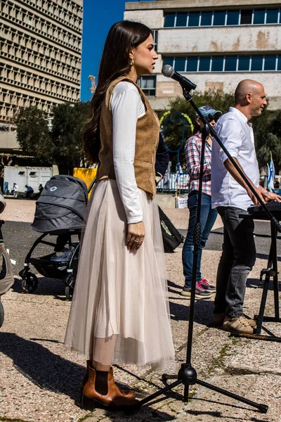 Tel Aviv, İsrail, 21 Şubat 2024 Rehineler Meydanı 'ndaki Tel Aviv Sanat Müzesi' nin önünde insanların Hamas tarafından kaçırılıp esir tutulanların anısına toplandığı bir yer.