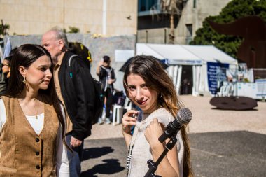 Tel Aviv, İsrail, 21 Şubat 2024 Rehineler Meydanı 'ndaki Tel Aviv Sanat Müzesi' nin önünde insanların Hamas tarafından kaçırılıp esir tutulanların anısına toplandığı bir yer.