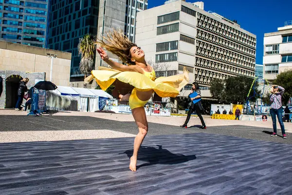 Tel Aviv, İsrail, 21 Şubat 2024 Tel Aviv Sanat Müzesi 'nin önündeki Rehineler Meydanı' nda bir dansçı tarafından sahneleniyor.