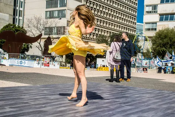 Tel Aviv, İsrail, 21 Şubat 2024 Tel Aviv Sanat Müzesi 'nin önündeki Rehineler Meydanı' nda bir dansçı tarafından sahneleniyor.