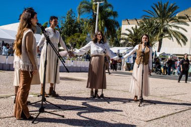 Tel Aviv, İsrail, 21 Şubat 2024 Rehineler Meydanı 'ndaki Tel Aviv Sanat Müzesi' nin önünde insanların Hamas tarafından kaçırılıp esir tutulanların anısına toplandığı bir yer.