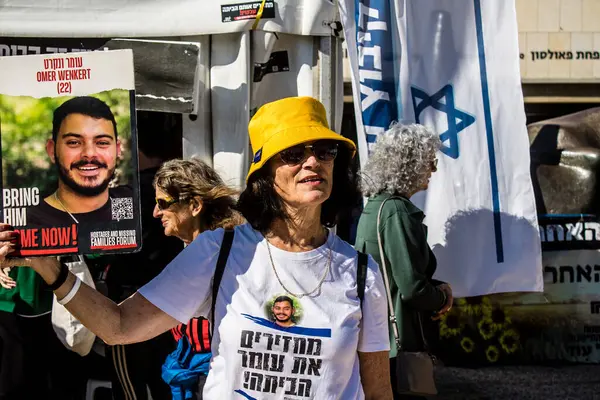 Tel Aviv, İsrail, 21 Şubat 2024 Hamas 'ın Gazze Şeridi' nde esir tuttuğu ve kaçırdığı kişilerin anısına Tel Aviv Sanat Müzesi önündeki Rehineler Meydanı 'nda toplandı.