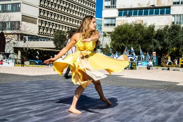Tel Aviv, İsrail, 21 Şubat 2024 Tel Aviv Sanat Müzesi 'nin önündeki Rehineler Meydanı' nda bir dansçı tarafından sahneleniyor.