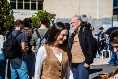 Tel Aviv, İsrail, 21 Şubat 2024 Rehineler Meydanı 'ndaki Tel Aviv Sanat Müzesi' nin önünde insanların Hamas tarafından kaçırılıp esir tutulanların anısına toplandığı bir yer.