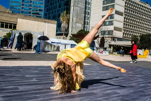 Tel Aviv, İsrail, 21 Şubat 2024 Tel Aviv Sanat Müzesi 'nin önündeki Rehineler Meydanı' nda bir dansçı tarafından sahneleniyor.