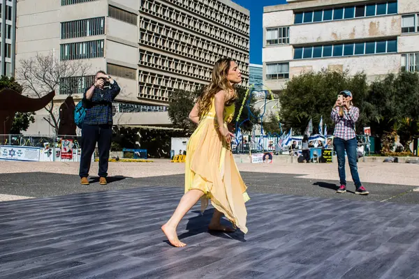 Tel Aviv, İsrail, 21 Şubat 2024 Tel Aviv Sanat Müzesi 'nin önündeki Rehineler Meydanı' nda bir dansçı tarafından sahneleniyor.