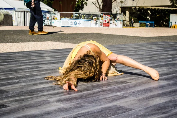 Tel Aviv, İsrail, 21 Şubat 2024 Tel Aviv Sanat Müzesi 'nin önündeki Rehineler Meydanı' nda bir dansçı tarafından sahneleniyor.