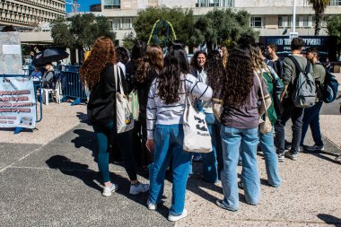 Tel Aviv, İsrail, 21 Şubat 2024 Hamas 'ın Gazze Şeridi' nde esir tuttuğu ve kaçırdığı kişilerin anısına Tel Aviv Sanat Müzesi önündeki Rehineler Meydanı 'nda toplandı.
