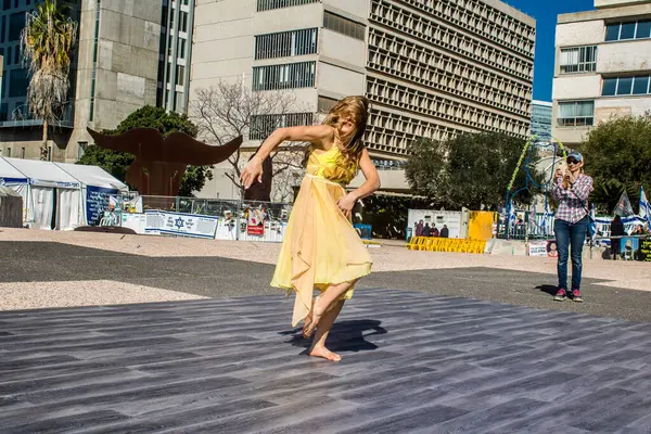 Tel Aviv, İsrail, 21 Şubat 2024 Tel Aviv Sanat Müzesi 'nin önündeki Rehineler Meydanı' nda bir dansçı tarafından sahneleniyor.