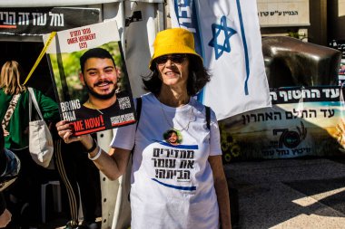 Tel Aviv, İsrail, 21 Şubat 2024 Hamas 'ın Gazze Şeridi' nde esir tuttuğu ve kaçırdığı kişilerin anısına Tel Aviv Sanat Müzesi önündeki Rehineler Meydanı 'nda toplandı.
