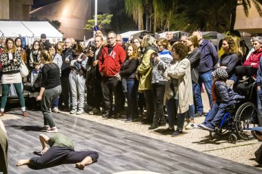 Tel Aviv, İsrail, 24 Şubat 2024 Rehine Meydanı 'ndaki Tel Aviv Sanat Müzesi önünde Hamas tarafından kaçırılan ve esir tutulan Hamas' ın anısına toplandı.