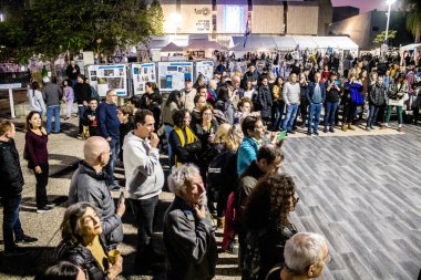 Tel Aviv, İsrail, 24 Şubat 2024 Rehine Meydanı 'ndaki Tel Aviv Sanat Müzesi önünde Hamas tarafından kaçırılan ve esir tutulan Hamas' ın anısına toplandı.