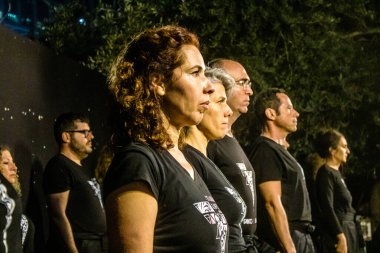 Tel Aviv, İsrail, 24 Şubat 2024 Rehineler Meydanı 'ndaki Tel Aviv Sanat Müzesi' nin önünde çalan müzisyenler, insanların Hamas tarafından kaçırılan ve esir tutulan kişilerin anısına toplandıkları bir yer.