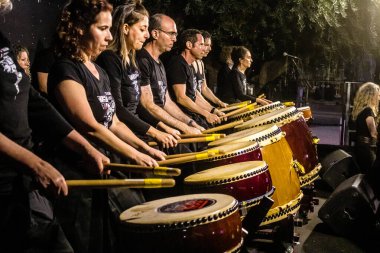 Tel Aviv, İsrail, 24 Şubat 2024 Rehineler Meydanı 'ndaki Tel Aviv Sanat Müzesi' nin önünde çalan müzisyenler, insanların Hamas tarafından kaçırılan ve esir tutulan kişilerin anısına toplandıkları bir yer.