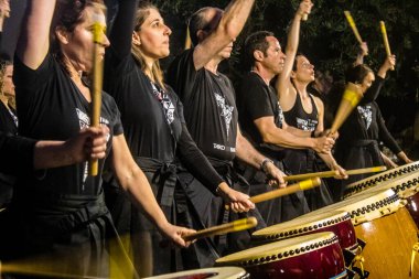 Tel Aviv, İsrail, 24 Şubat 2024 Rehineler Meydanı 'ndaki Tel Aviv Sanat Müzesi' nin önünde çalan müzisyenler, insanların Hamas tarafından kaçırılan ve esir tutulan kişilerin anısına toplandıkları bir yer.