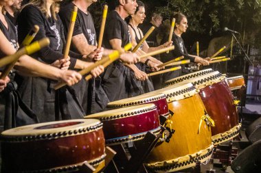 Tel Aviv, İsrail, 24 Şubat 2024 Rehineler Meydanı 'ndaki Tel Aviv Sanat Müzesi' nin önünde çalan müzisyenler, insanların Hamas tarafından kaçırılan ve esir tutulan kişilerin anısına toplandıkları bir yer.