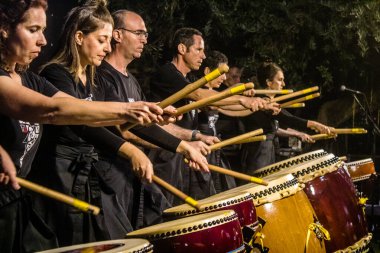 Tel Aviv, İsrail, 24 Şubat 2024 Rehineler Meydanı 'ndaki Tel Aviv Sanat Müzesi' nin önünde çalan müzisyenler, insanların Hamas tarafından kaçırılan ve esir tutulan kişilerin anısına toplandıkları bir yer.