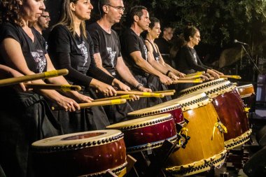 Tel Aviv, İsrail, 24 Şubat 2024 Rehineler Meydanı 'ndaki Tel Aviv Sanat Müzesi' nin önünde çalan müzisyenler, insanların Hamas tarafından kaçırılan ve esir tutulan kişilerin anısına toplandıkları bir yer.