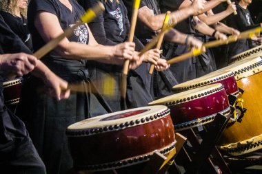 Tel Aviv, İsrail, 24 Şubat 2024 Rehineler Meydanı 'ndaki Tel Aviv Sanat Müzesi' nin önünde çalan müzisyenler, insanların Hamas tarafından kaçırılan ve esir tutulan kişilerin anısına toplandıkları bir yer.