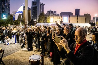 Tel Aviv, İsrail, 24 Şubat 2024 Rehineler Meydanı 'ndaki Tel Aviv Sanat Müzesi' nin önünde çalan müzisyenler, insanların Hamas tarafından kaçırılan ve esir tutulan kişilerin anısına toplandıkları bir yer.