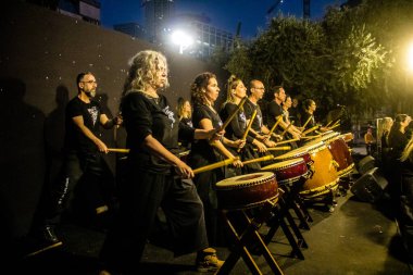 Tel Aviv, İsrail, 24 Şubat 2024 Rehineler Meydanı 'ndaki Tel Aviv Sanat Müzesi' nin önünde çalan müzisyenler, insanların Hamas tarafından kaçırılan ve esir tutulan kişilerin anısına toplandıkları bir yer.