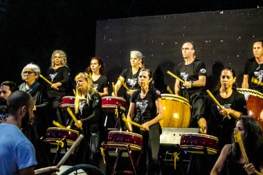 Tel Aviv, İsrail, 24 Şubat 2024 Rehineler Meydanı 'ndaki Tel Aviv Sanat Müzesi' nin önünde çalan müzisyenler, insanların Hamas tarafından kaçırılan ve esir tutulan kişilerin anısına toplandıkları bir yer.