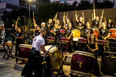 Tel Aviv, İsrail, 24 Şubat 2024 Rehineler Meydanı 'ndaki Tel Aviv Sanat Müzesi' nin önünde çalan müzisyenler, insanların Hamas tarafından kaçırılan ve esir tutulan kişilerin anısına toplandıkları bir yer.