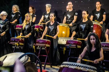 Tel Aviv, İsrail, 24 Şubat 2024 Rehineler Meydanı 'ndaki Tel Aviv Sanat Müzesi' nin önünde çalan müzisyenler, insanların Hamas tarafından kaçırılan ve esir tutulan kişilerin anısına toplandıkları bir yer.