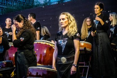 Tel Aviv, İsrail, 24 Şubat 2024 Rehineler Meydanı 'ndaki Tel Aviv Sanat Müzesi' nin önünde çalan müzisyenler, insanların Hamas tarafından kaçırılan ve esir tutulan kişilerin anısına toplandıkları bir yer.