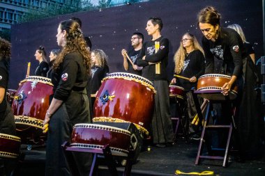 Tel Aviv, İsrail, 24 Şubat 2024 Rehineler Meydanı 'ndaki Tel Aviv Sanat Müzesi' nin önünde çalan müzisyenler, insanların Hamas tarafından kaçırılan ve esir tutulan kişilerin anısına toplandıkları bir yer.