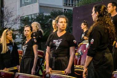 Tel Aviv, İsrail, 24 Şubat 2024 Rehineler Meydanı 'ndaki Tel Aviv Sanat Müzesi' nin önünde çalan müzisyenler, insanların Hamas tarafından kaçırılan ve esir tutulan kişilerin anısına toplandıkları bir yer.