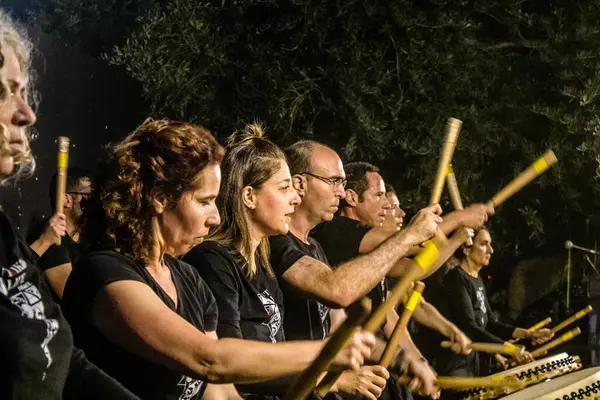 Tel Aviv, İsrail, 24 Şubat 2024 Rehineler Meydanı 'ndaki Tel Aviv Sanat Müzesi' nin önünde çalan müzisyenler, insanların Hamas tarafından kaçırılan ve esir tutulan kişilerin anısına toplandıkları bir yer.