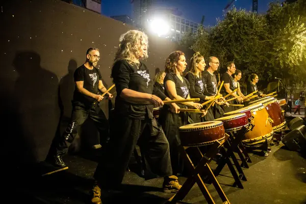 Tel Aviv, İsrail, 24 Şubat 2024 Rehineler Meydanı 'ndaki Tel Aviv Sanat Müzesi' nin önünde çalan müzisyenler, insanların Hamas tarafından kaçırılan ve esir tutulan kişilerin anısına toplandıkları bir yer.