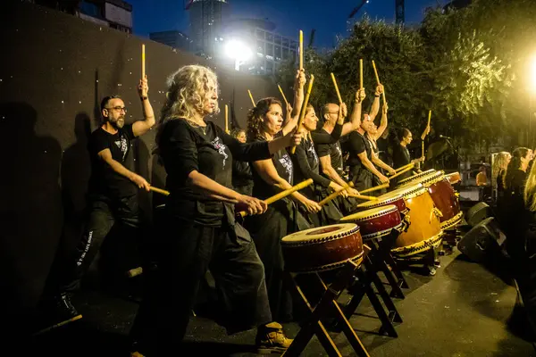 Tel Aviv, İsrail, 24 Şubat 2024 Rehineler Meydanı 'ndaki Tel Aviv Sanat Müzesi' nin önünde çalan müzisyenler, insanların Hamas tarafından kaçırılan ve esir tutulan kişilerin anısına toplandıkları bir yer.