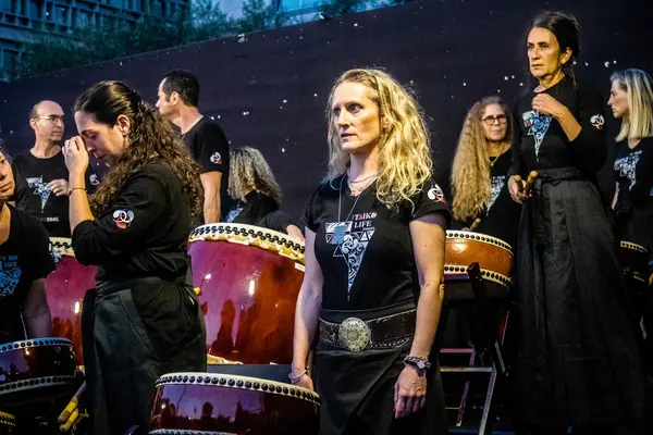 Tel Aviv, İsrail, 24 Şubat 2024 Rehineler Meydanı 'ndaki Tel Aviv Sanat Müzesi' nin önünde çalan müzisyenler, insanların Hamas tarafından kaçırılan ve esir tutulan kişilerin anısına toplandıkları bir yer.