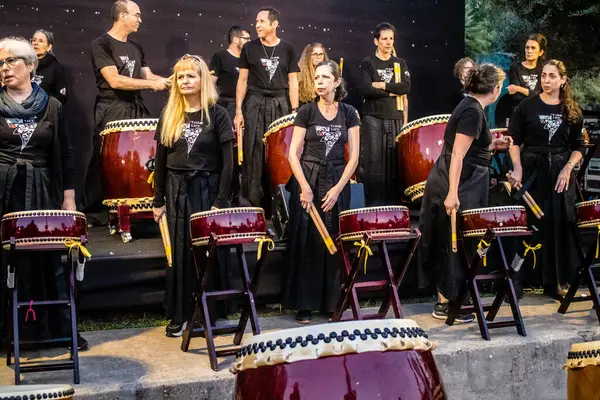 Tel Aviv, İsrail, 24 Şubat 2024 Rehineler Meydanı 'ndaki Tel Aviv Sanat Müzesi' nin önünde çalan müzisyenler, insanların Hamas tarafından kaçırılan ve esir tutulan kişilerin anısına toplandıkları bir yer.