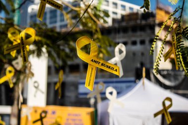 Tel Aviv, İsrail, 24 Şubat 2024 Rehine Meydanı Tel Aviv Sanat Müzesi önünde insanların Gazze Şeridi 'nde Hamas tarafından kaçırılıp esir tutulanların anısına toplandığı yer.