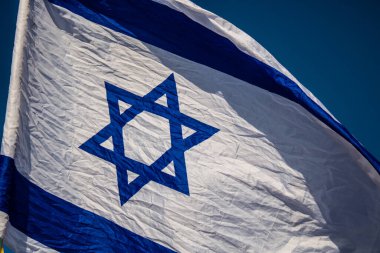 Tel Aviv, İsrail, 24 Şubat 2024 Rehine Meydanı Tel Aviv Sanat Müzesi önünde insanların Gazze Şeridi 'nde Hamas tarafından kaçırılıp esir tutulanların anısına toplandığı yer.