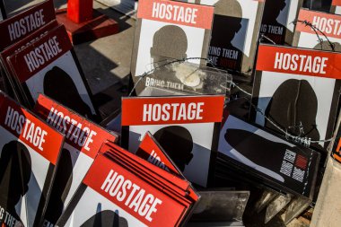 Tel Aviv, İsrail, 24 Şubat 2024 Rehine Meydanı Tel Aviv Sanat Müzesi önünde insanların Gazze Şeridi 'nde Hamas tarafından kaçırılıp esir tutulanların anısına toplandığı yer.