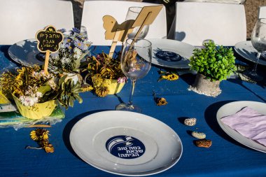 Tel Aviv, İsrail, 24 Şubat 2024 Rehine Meydanı Tel Aviv Sanat Müzesi önünde insanların Gazze Şeridi 'nde Hamas tarafından kaçırılıp esir tutulanların anısına toplandığı yer.