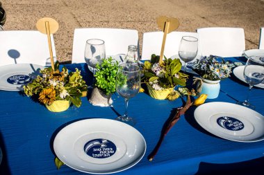 Tel Aviv, İsrail, 24 Şubat 2024 Rehine Meydanı Tel Aviv Sanat Müzesi önünde insanların Gazze Şeridi 'nde Hamas tarafından kaçırılıp esir tutulanların anısına toplandığı yer.